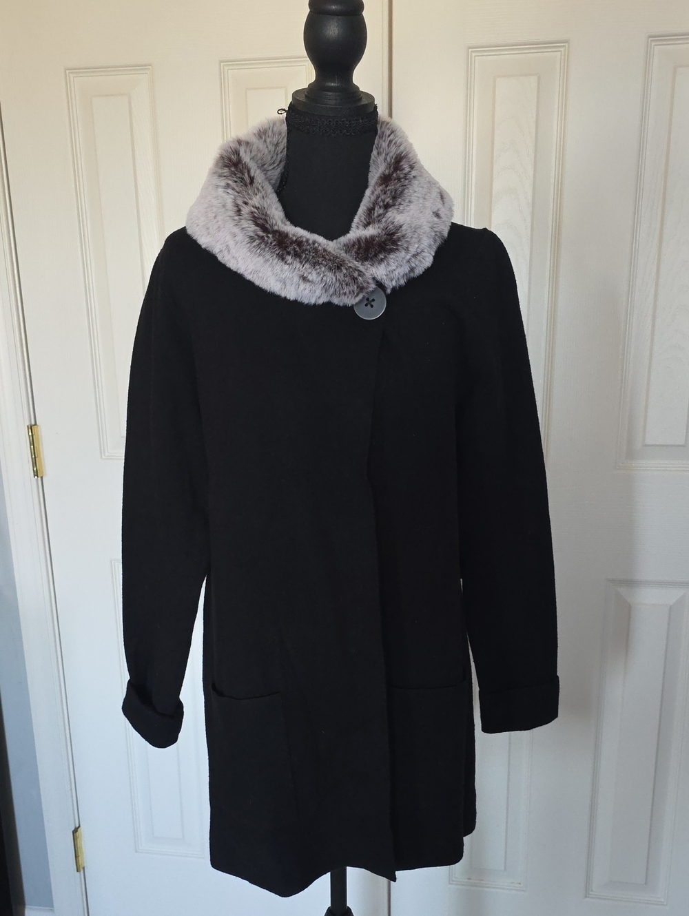 Jones New York Black Sweater Coat with Gray Faux Fur Collar Large